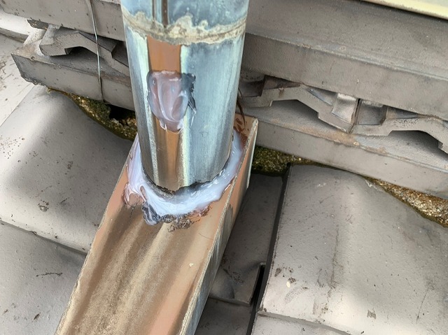 縦樋と這樋のジョイント箇所腐食部分をコーキング補修